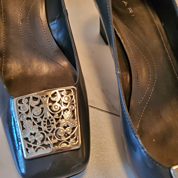 Tahari Silver Heels S 8 1/2 - Picture 2 of 6